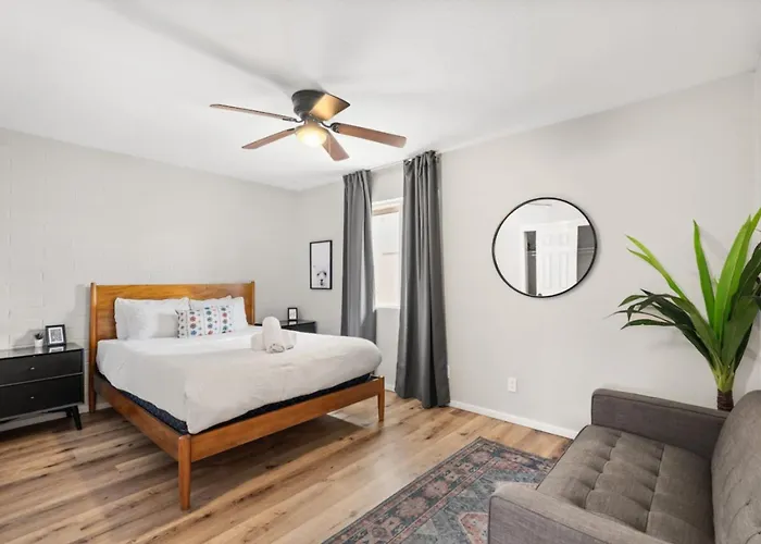 Fashion Square Apartment