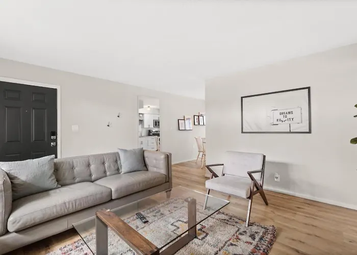 Fashion Square Apartment *