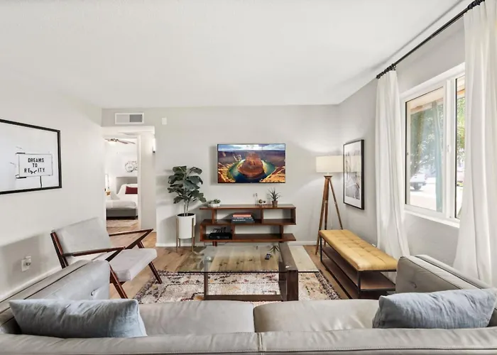 Fashion Square Apartment
