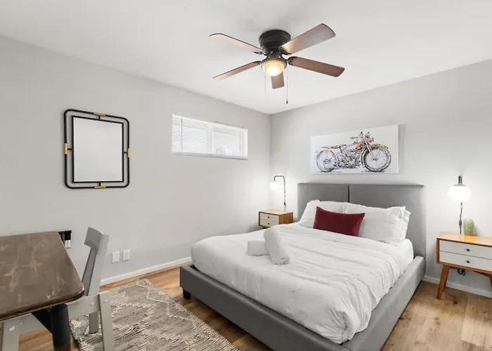 Fashion Square Apartment