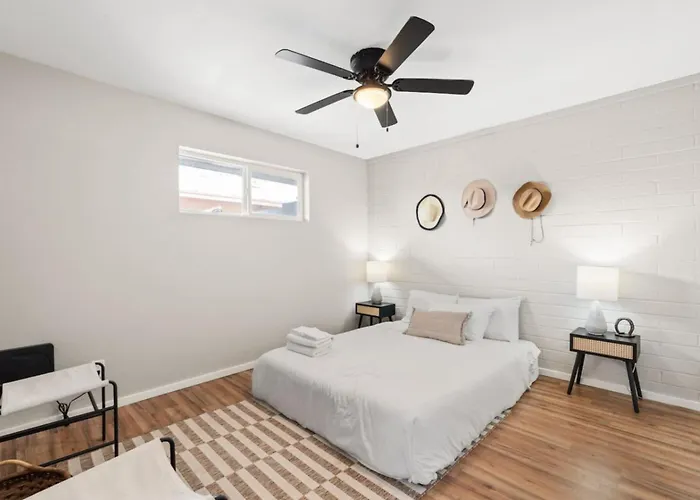 Fashion Square Apartment *