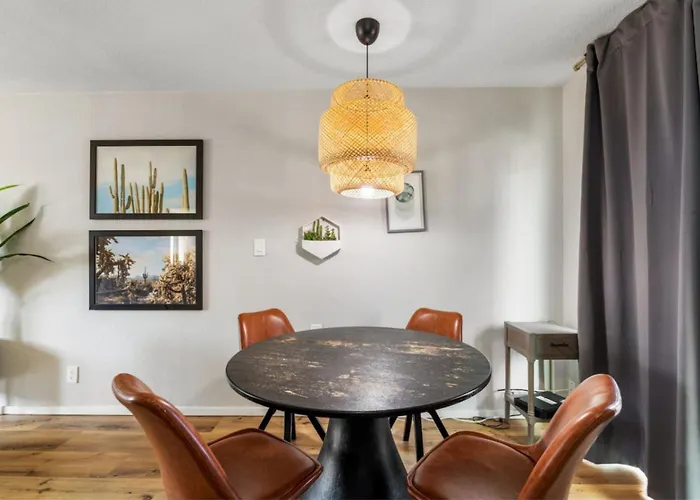 Fashion Square Apartment *