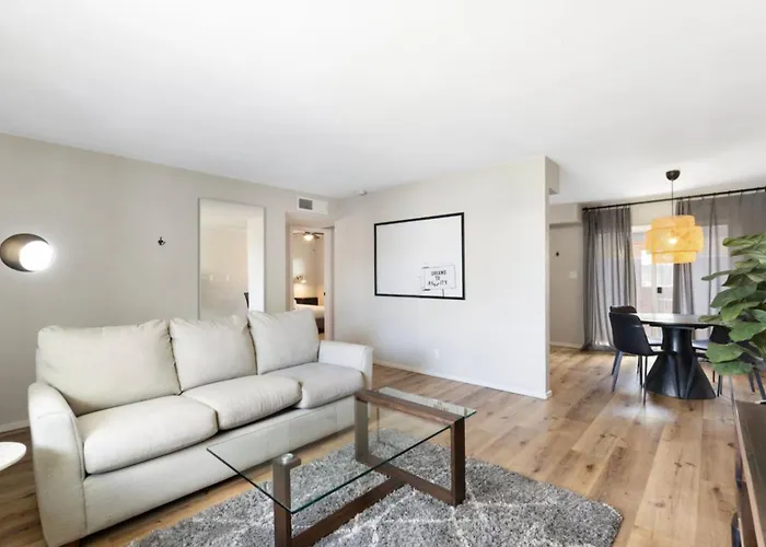 Fashion Square Apartment *