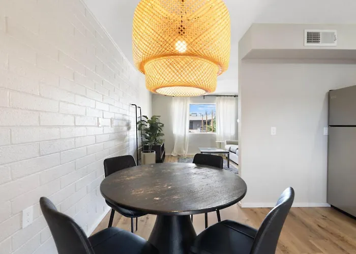 Fashion Square Apartment *