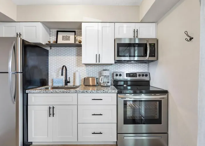 Fashion Square Apartment *