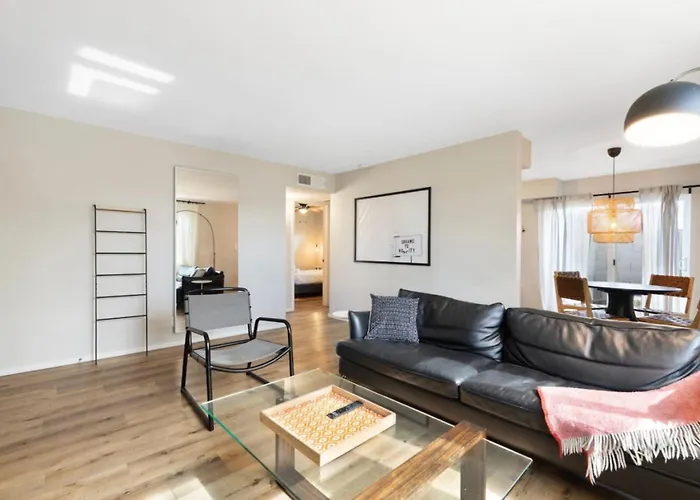 Fashion Square Apartment *