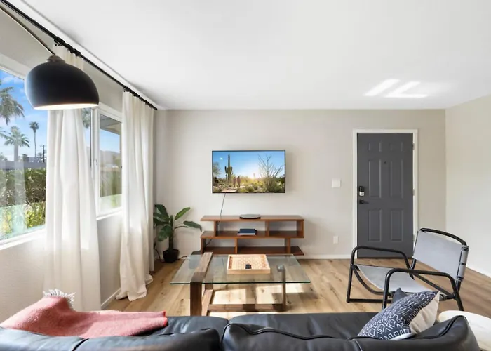 Fashion Square Apartment *