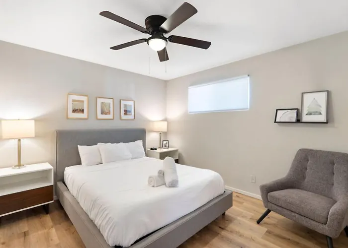 Fashion Square Apartment *