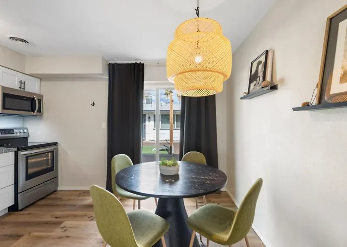 Fashion Square Apartment